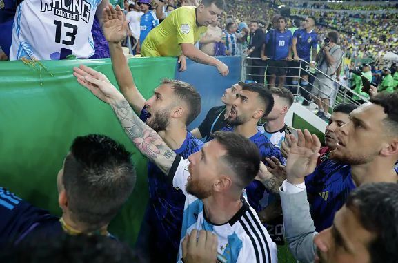 Ocampos y otros jugadores argentinos acercándose a la grada (Foto vía: Andre Coelho/EFE)