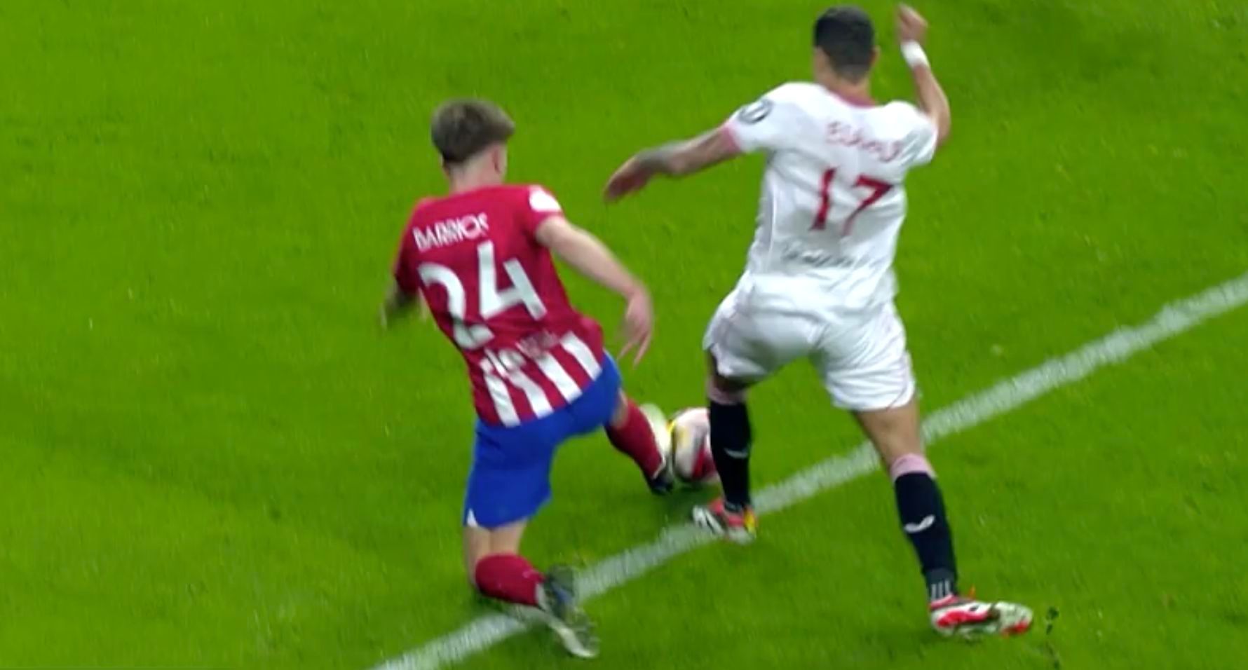  Imagen del VAR del penalti anulado de Barrios sobre Lamela.