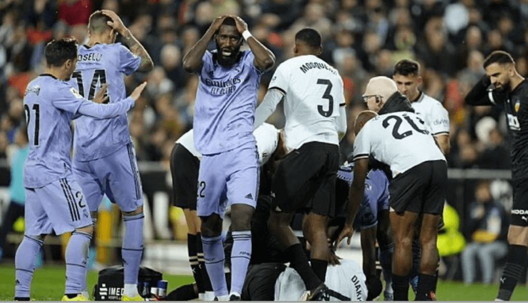  Joselu se echa las manos a la cabeza al ver a Diakhaby lesionado