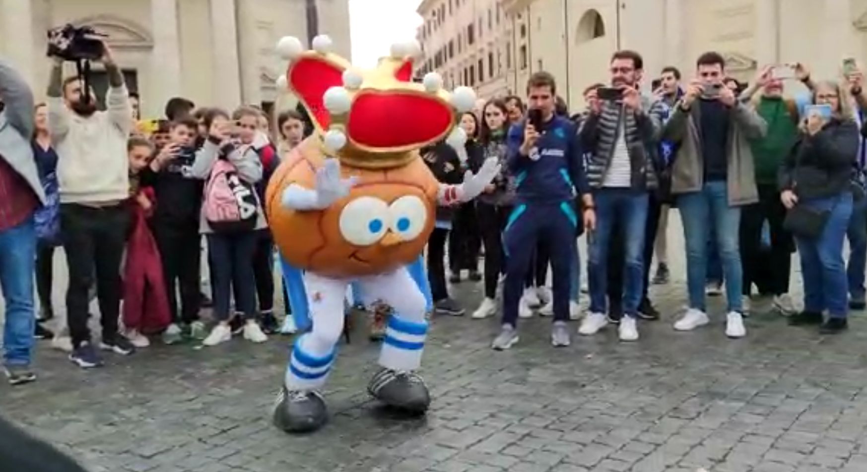  Aficionados de la Real Sociedad, con Txurdin, en Roma.