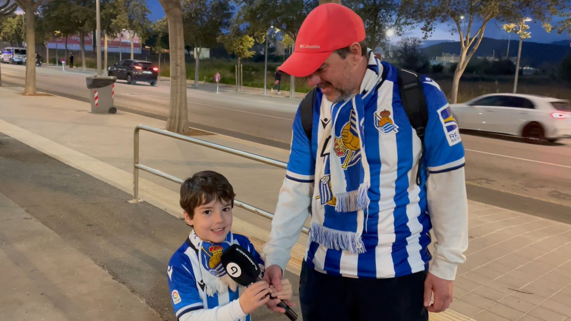  Dos aficionados txuri urdines antes de enfrentarse al Mallorca