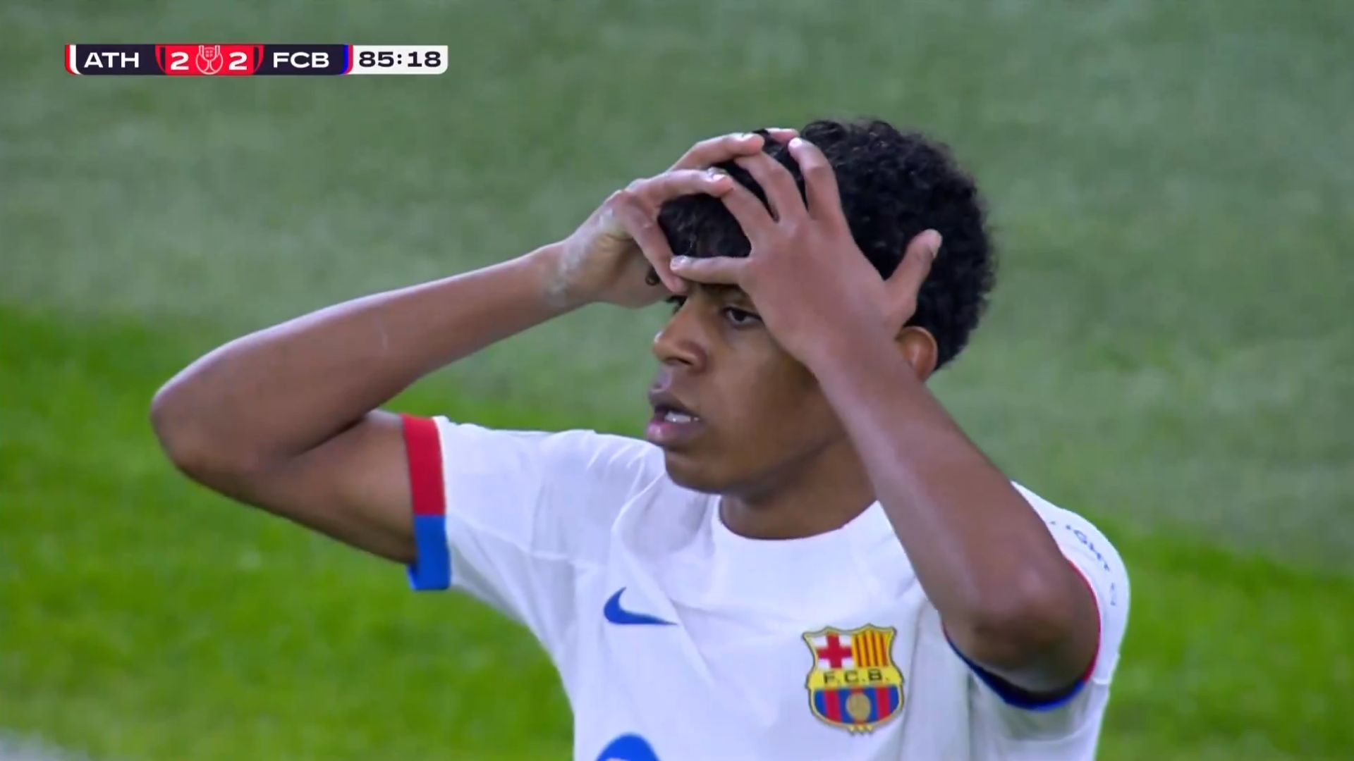 Lamine Yamal se lamenta de su ocasión en el Athletic-Barcelona.