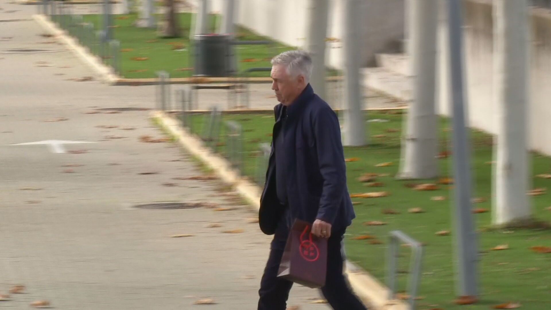 Carlo Ancelotti, abandonando la reunión entre entrenadores y el CTA.