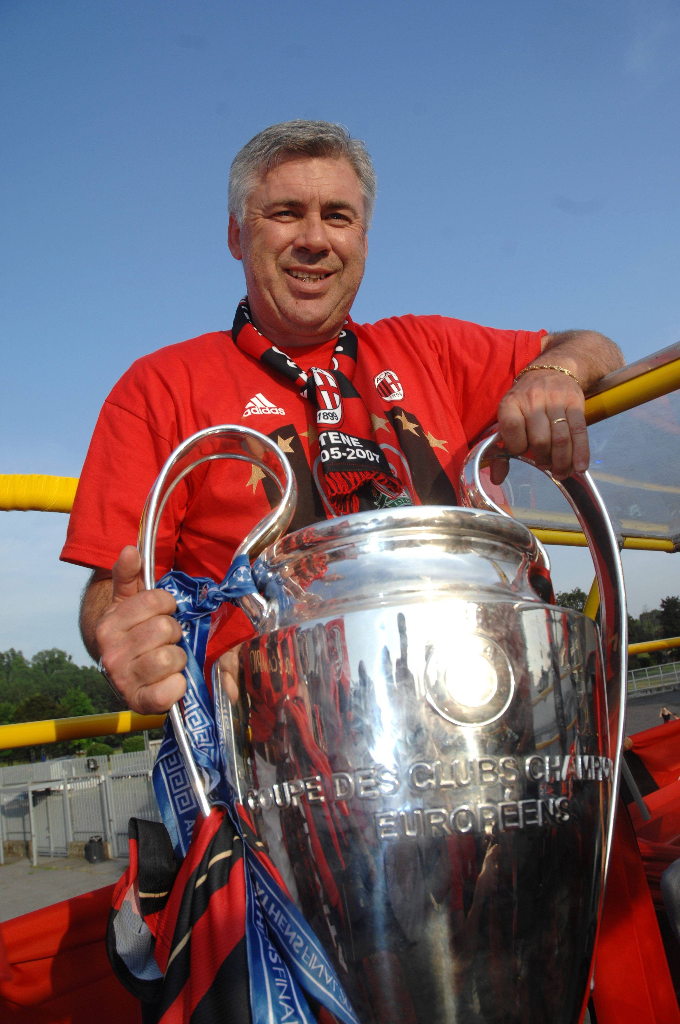Carlo Ancelotti con la Champions que ganó con el Milan.