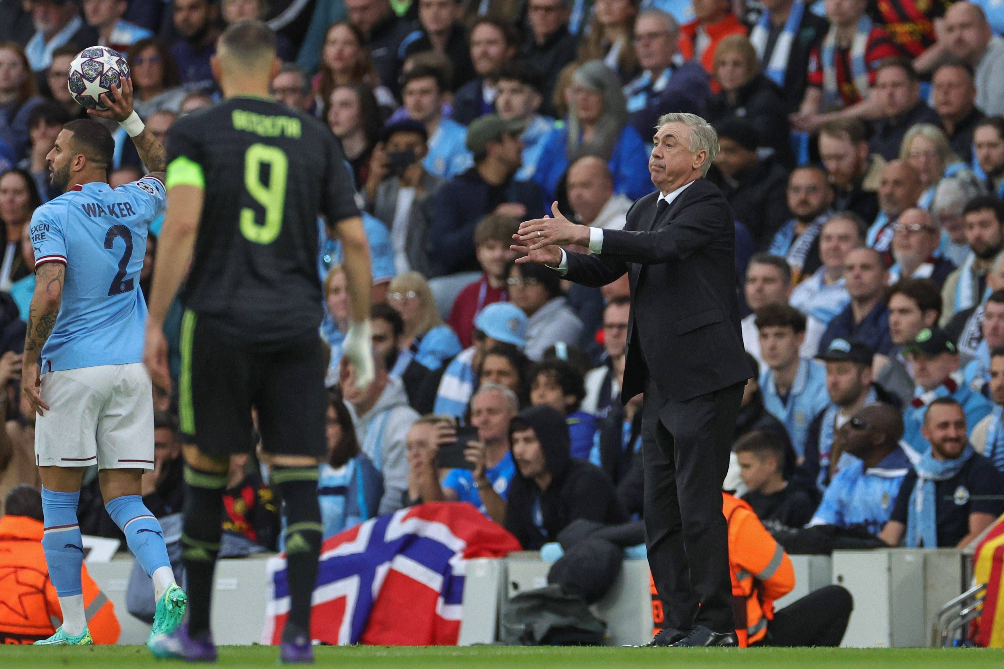  Carlo Ancelotti da indicaciones a sus jugadores en el Manchester City-Real Madrid (FOTO: Cordón Pr