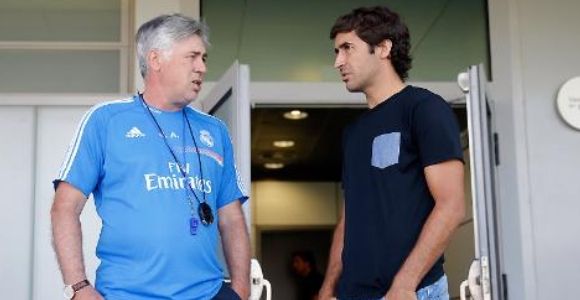 Carlo Ancelotti dialoga con Raúl González.