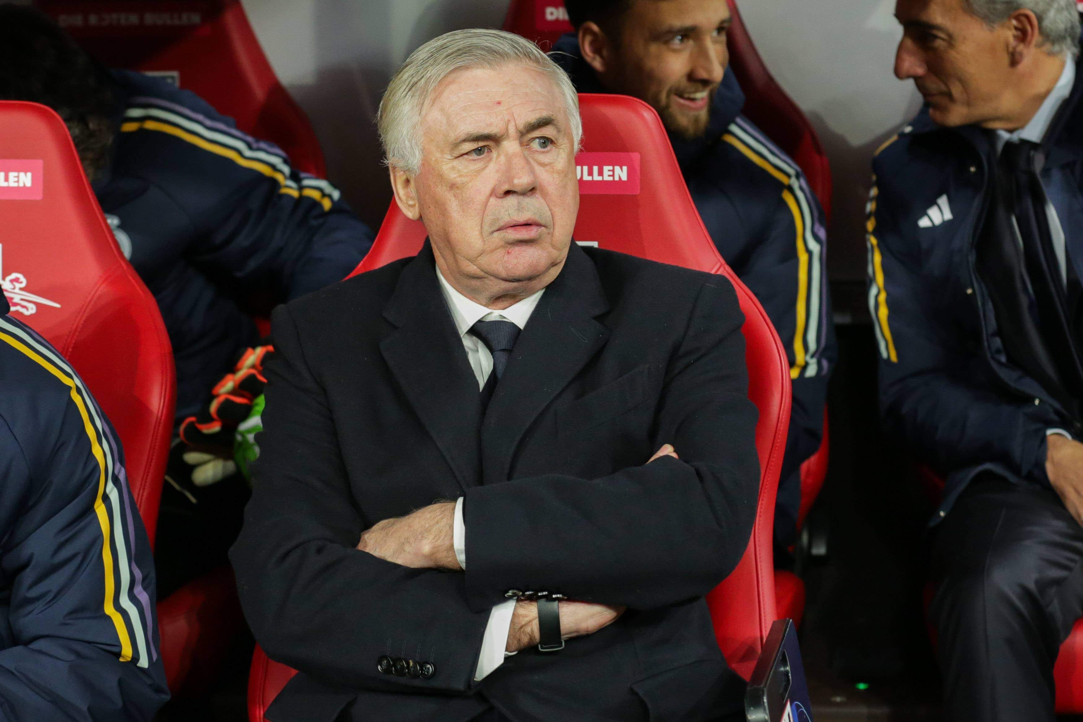  Carlo Ancelotti en el banquillo durante el Leipzig - Real Madrid de Champions