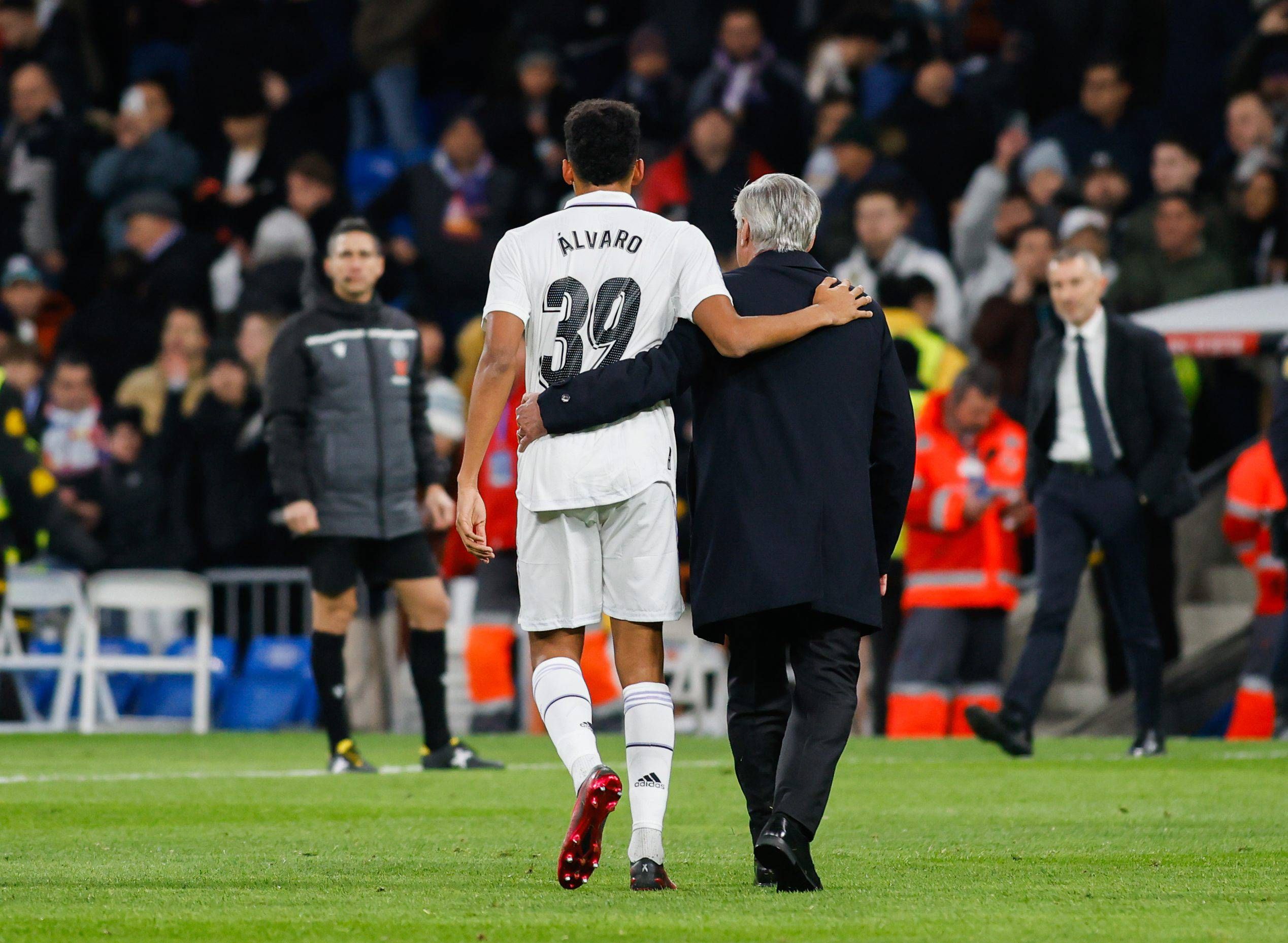 Carlo Ancelotti se abraza a Álvaro Rodríguez tras el derbi.