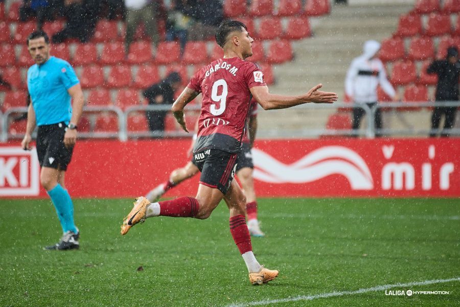  Carlos Martín celebra su gol en el Mirandés-Cartagena.