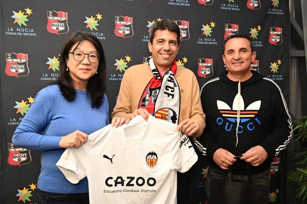  Carlos Mazón en La Nucía con la camiseta del Valencia CF