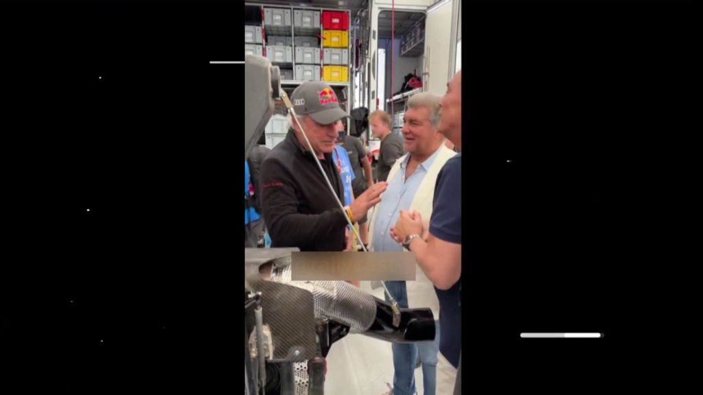 Carlos Sainz de charla con Joan Laporta y Rafa Yuste.