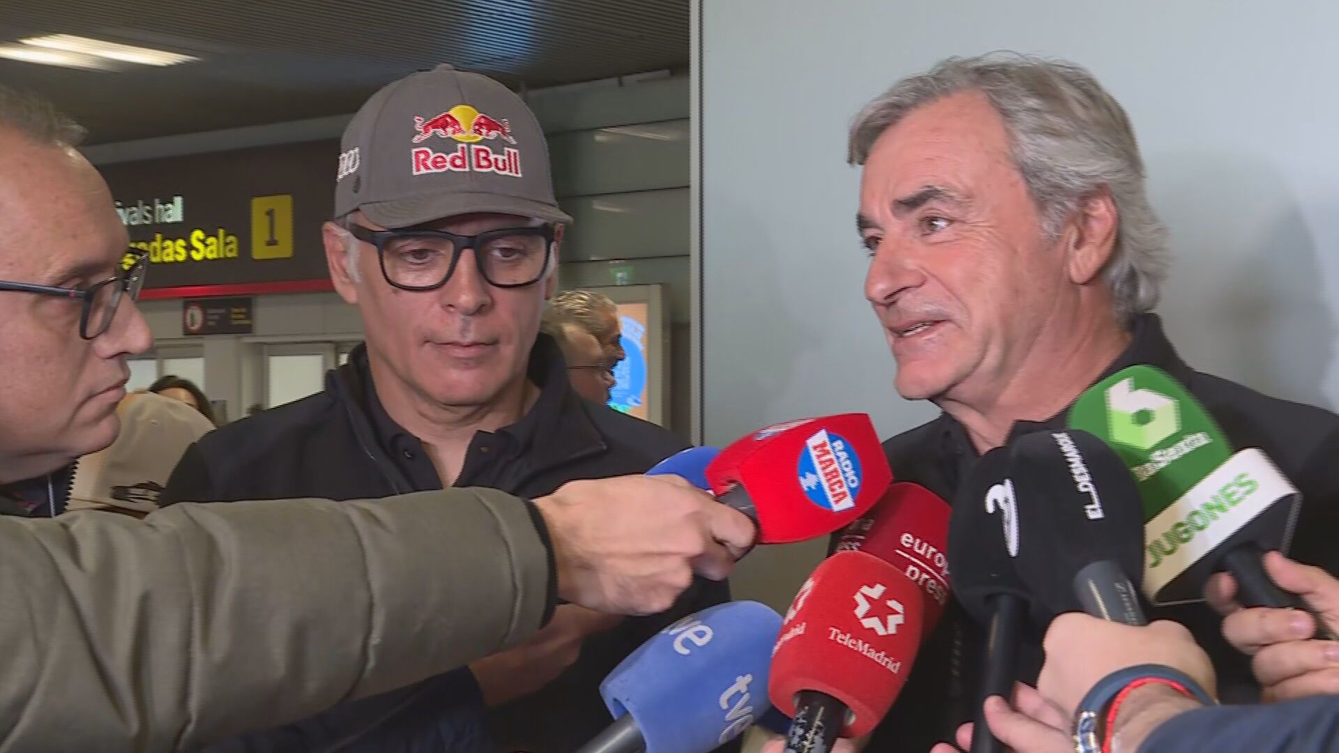  Carlos Sainz junto a Lucas Cruz en su llegada a Madrid