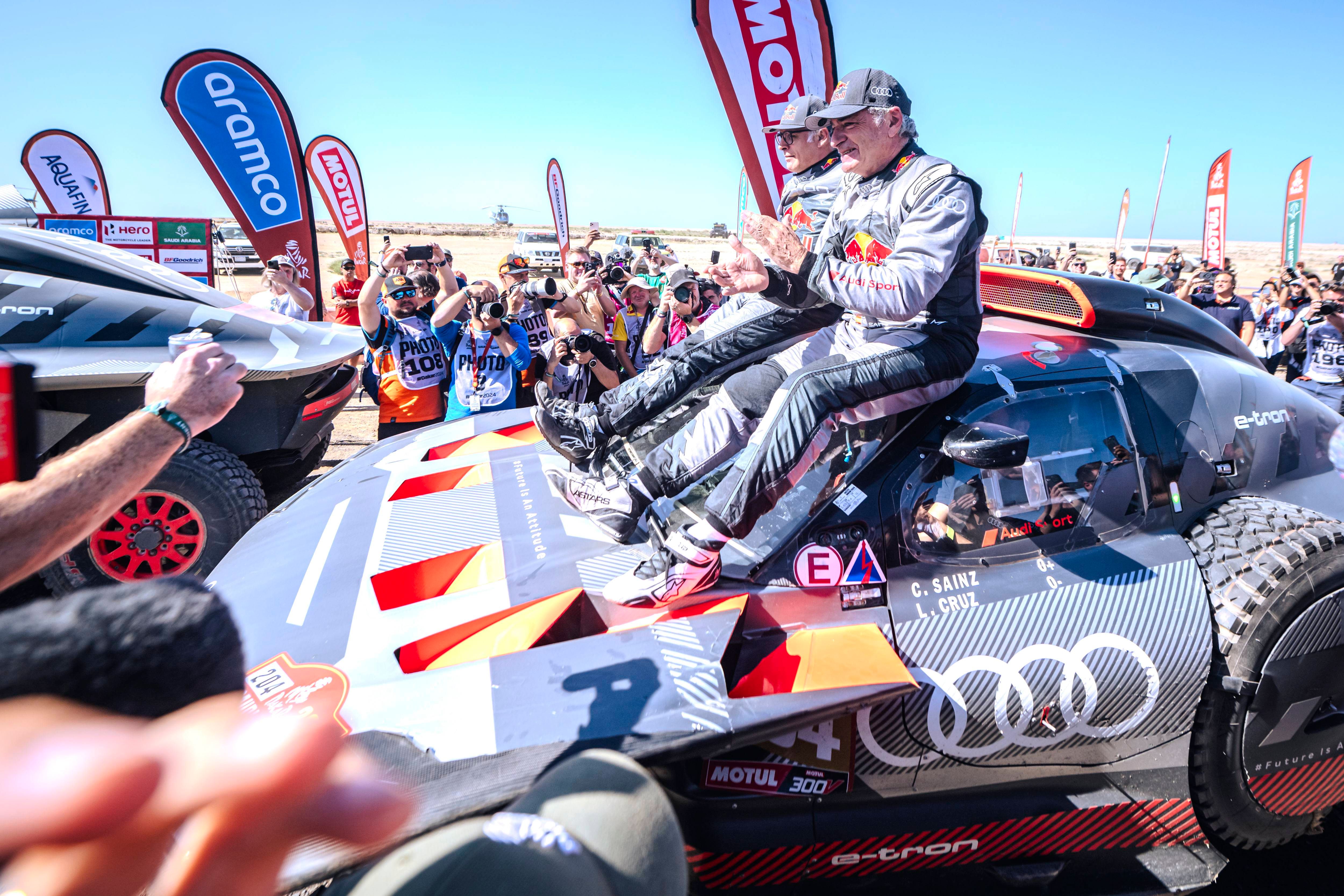  Carlos Sainz y Lucas Cruz, encima de su coche tras proclamarse campeones del Dakar (Cordon Press)