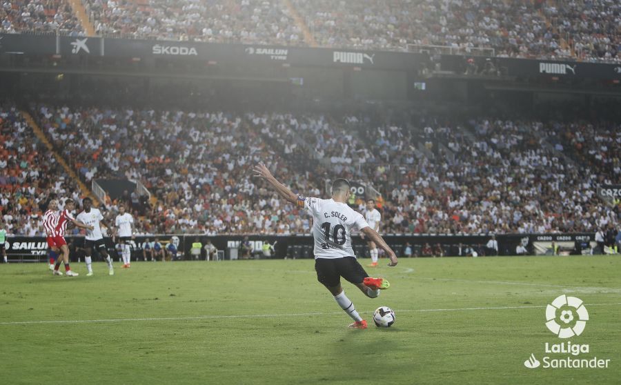 Carlos Soler ante el Atlético