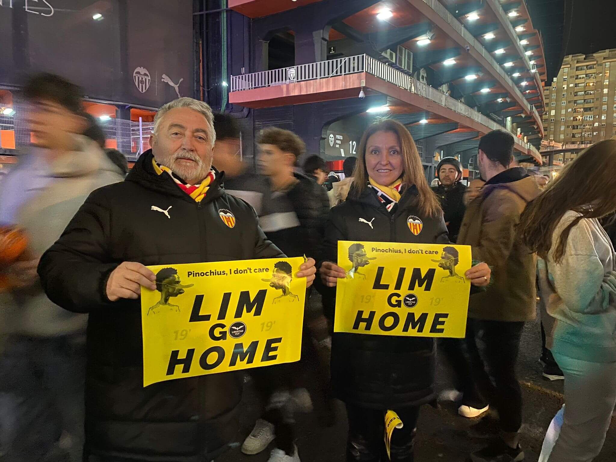  Carteles de 'Lim go home' con la cara de Vinicius.