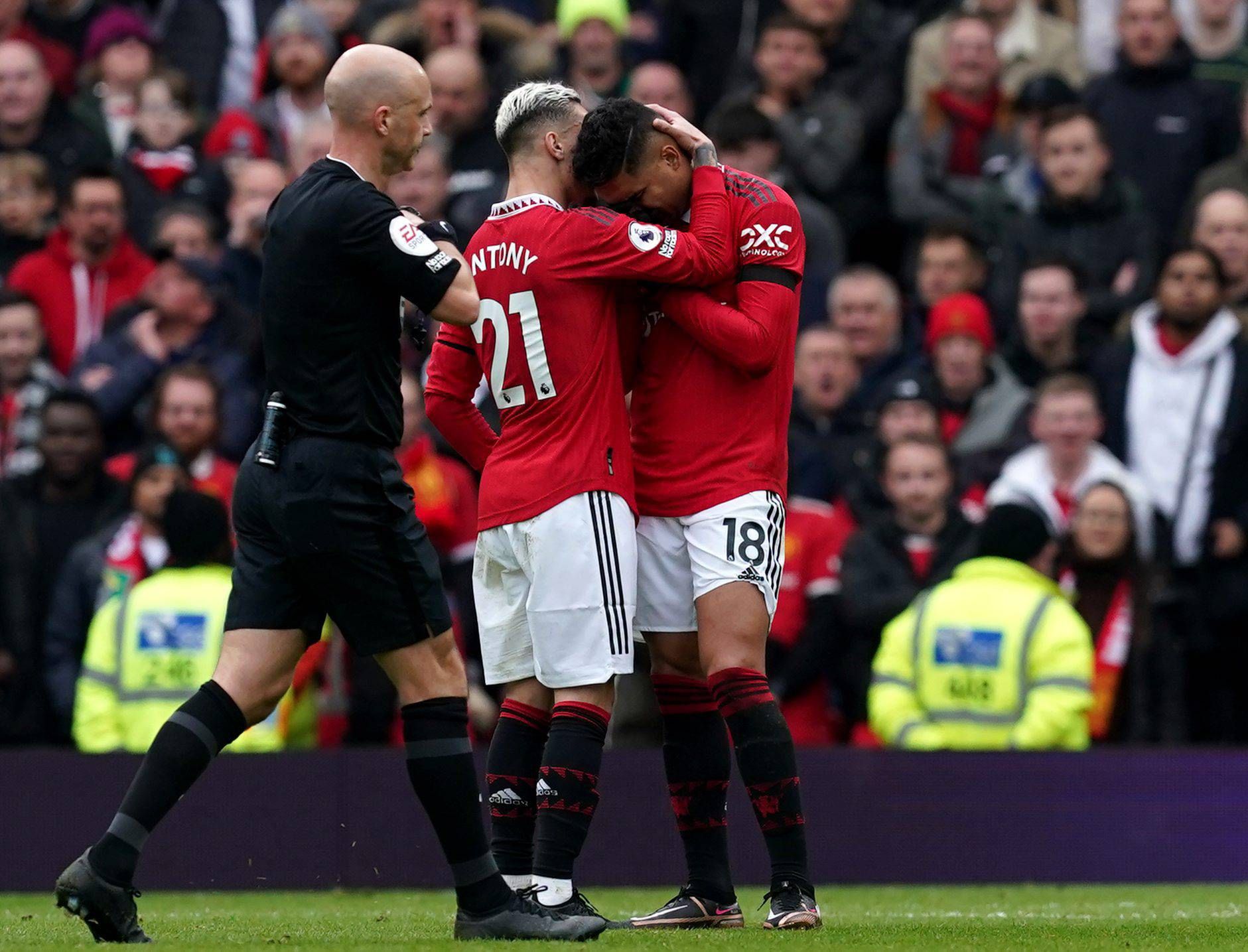  Casemiro se lamenta de su expulsión en el Manchester United-Southampton (FOTO: Cordón Press).