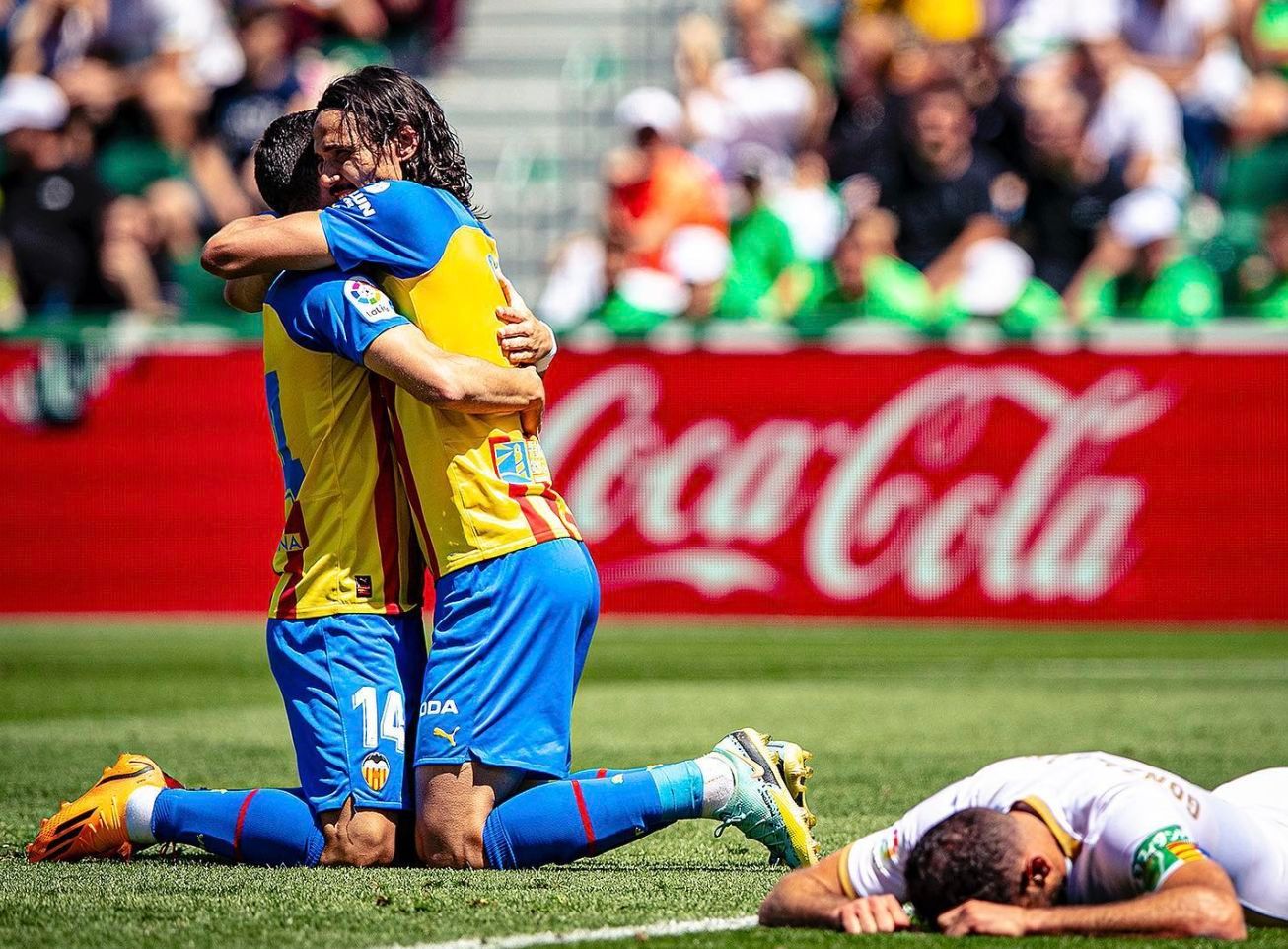  Cavani se abraza a Gayà