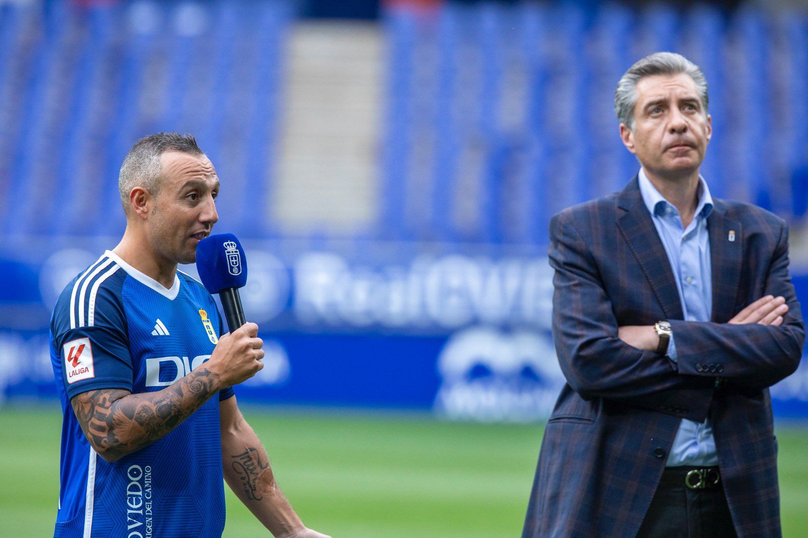 Cazorla, junto a Martín Peláez durante su presentación (Foto: Real Oviedo)l