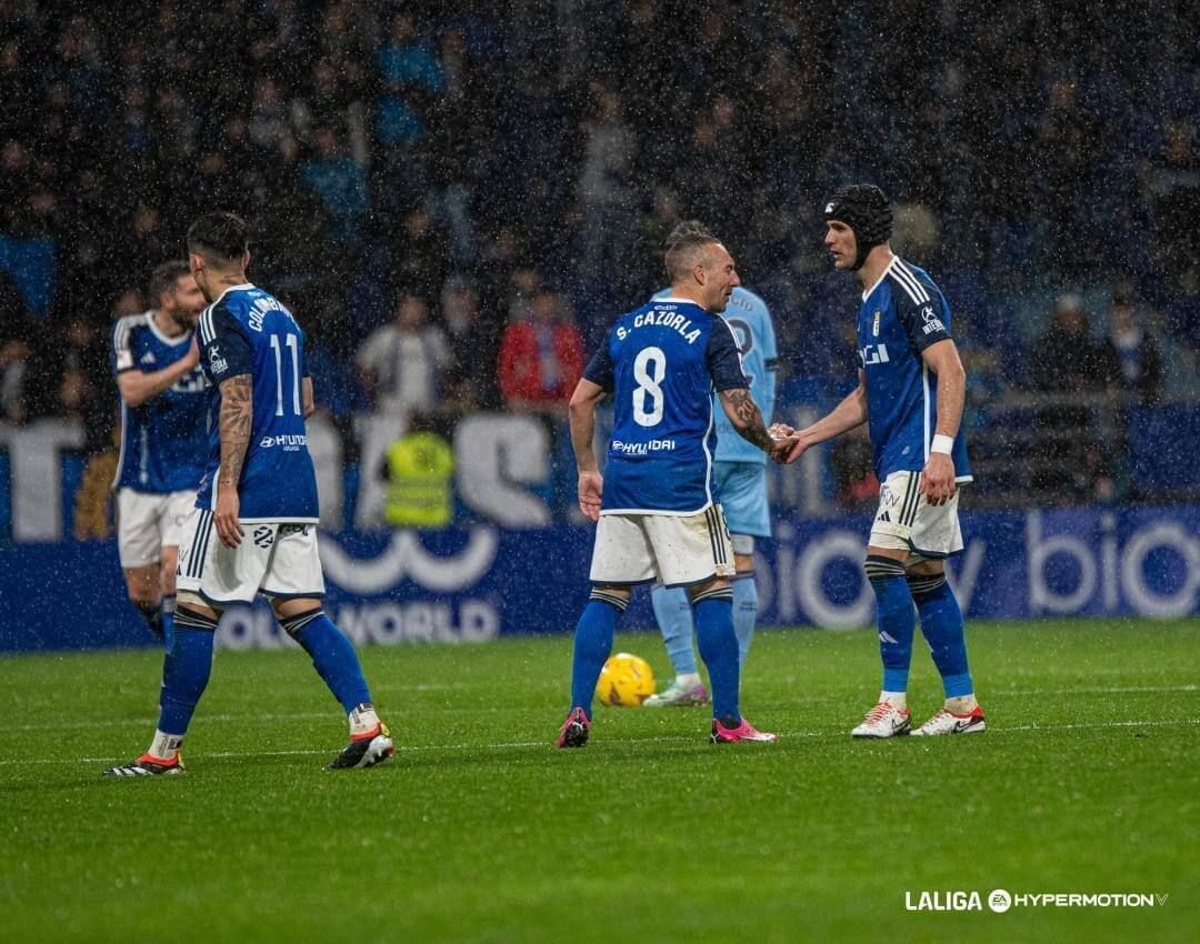  Cazorla y Luismi conversan después de uno de los goles del Oviedo al Levante.