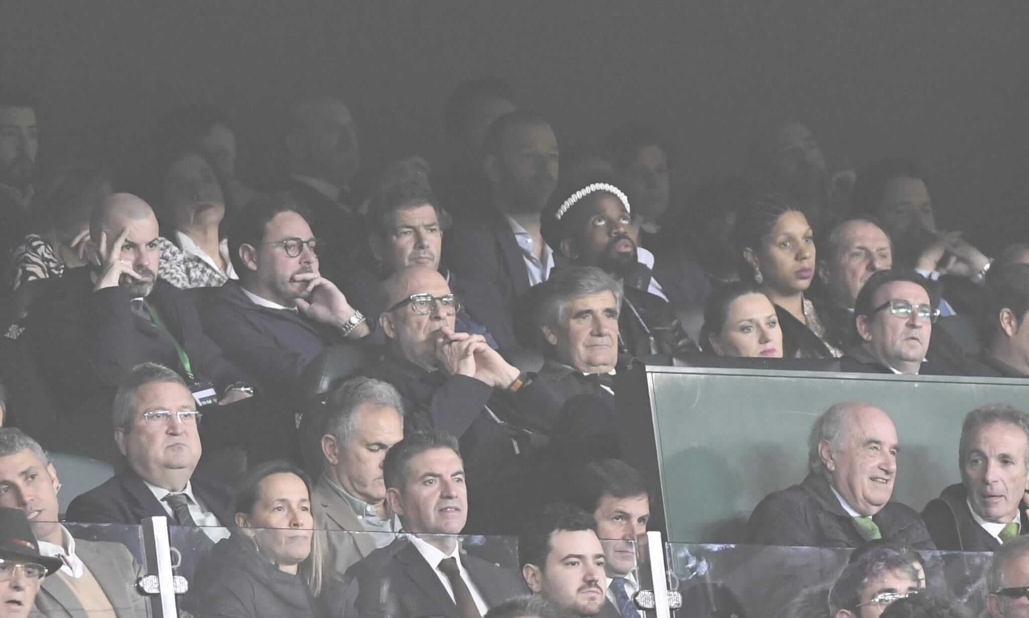 Cédric Bakambu, en el palco (Foto: Kiko Hurtado)