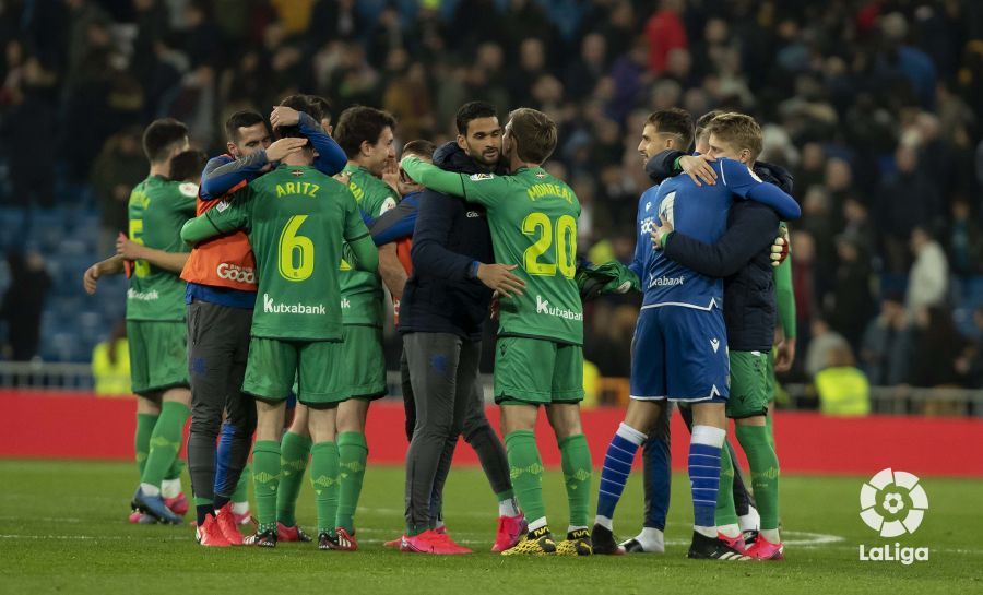  Willian José celebra con sus compañeros sobre el césped del Bernabéu la hazaña copera (Foto: L