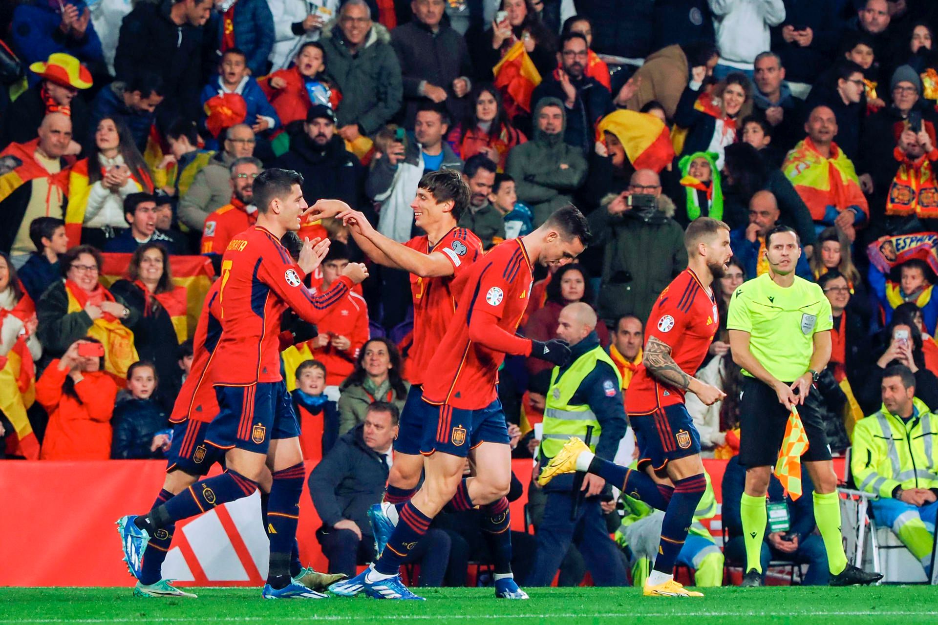 Los jugadores de la selección celebran el gol de Le Normand (FOTO: EFE).