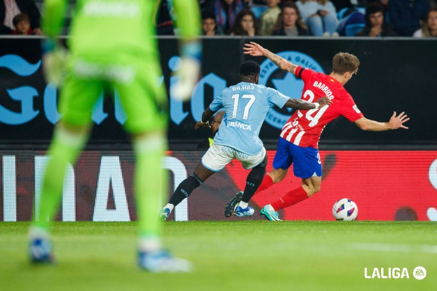  Pablo Barrios, perseguido por Bamba en el Celta-Atlético de Madrid.