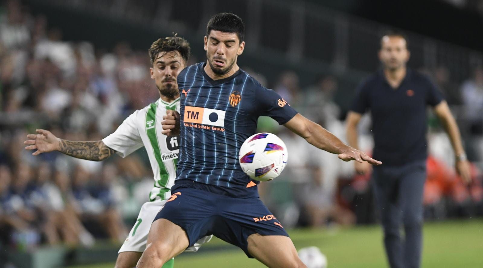  Cenk pelea el balón ante el Real Betis. (Foto:LaLiga)