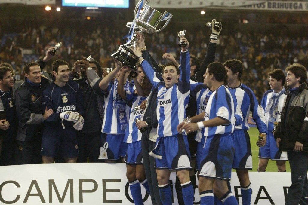  Los jugadores del Dépor con la Copa del Rey del Centenariazo.