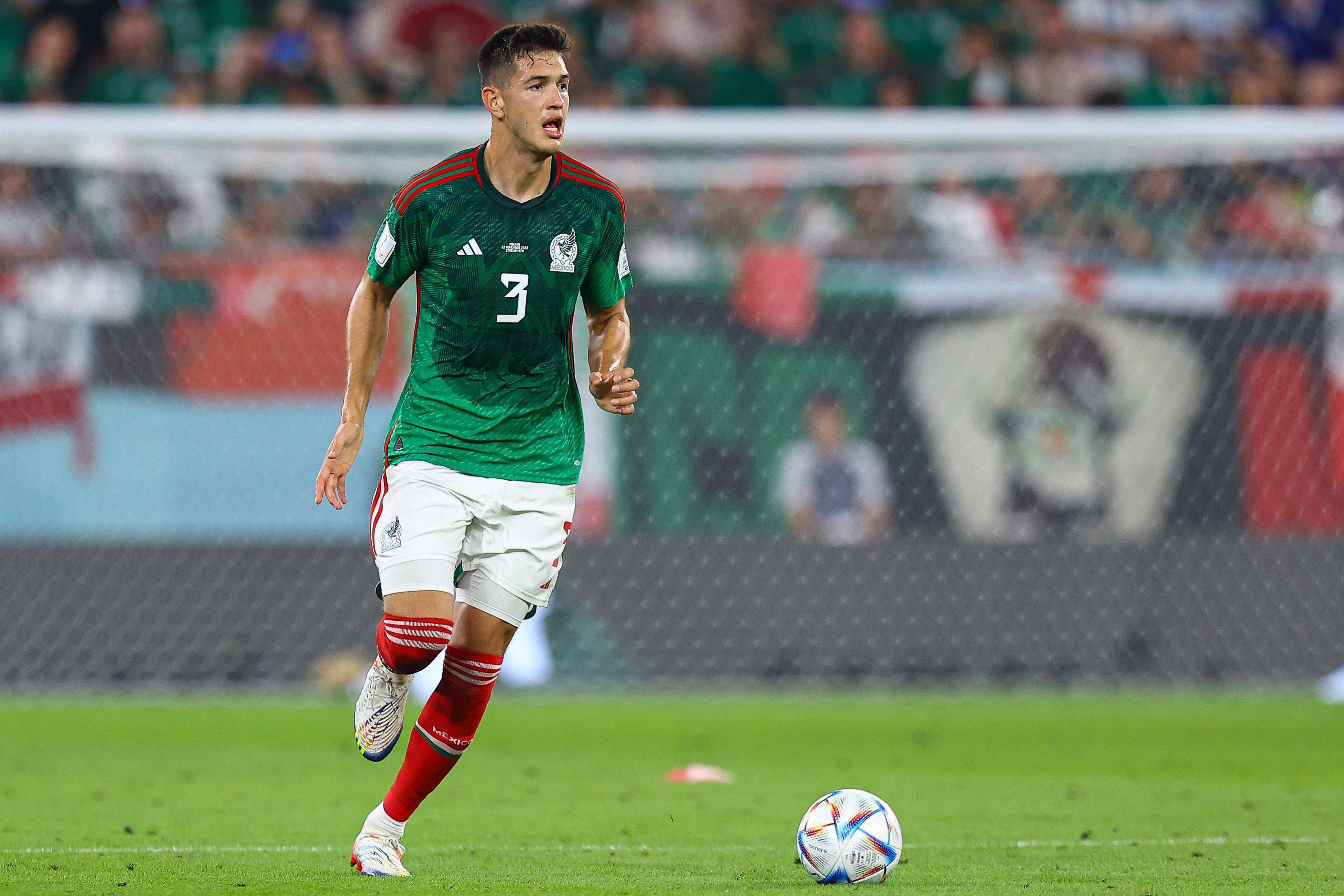 César Montes en un partido con México en el Mundial de Qatar.