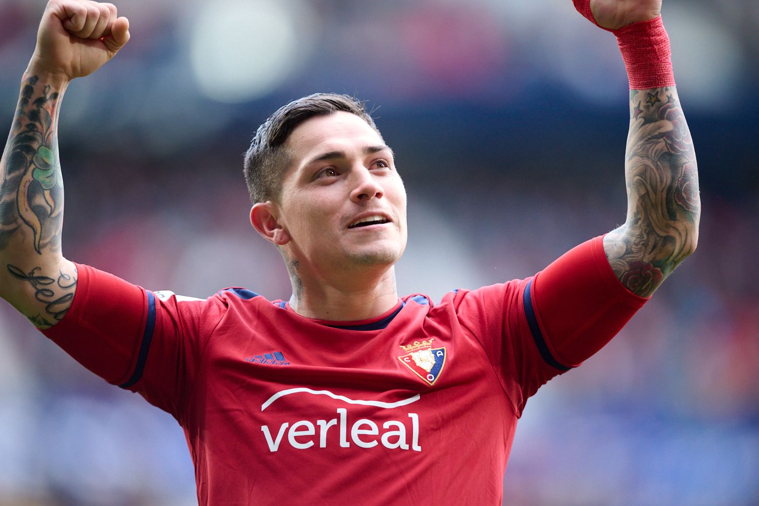  El Chimy Ávila celebra su gol en el Osasuna-Villarreal.
