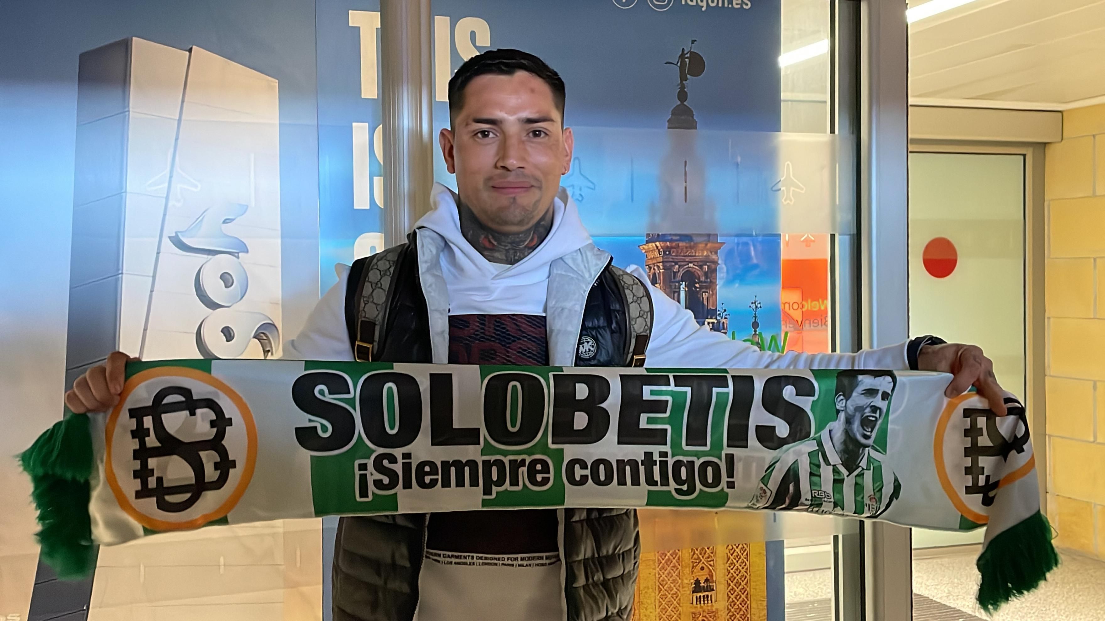  Chimy Ávila posa con la bufanda del Betis