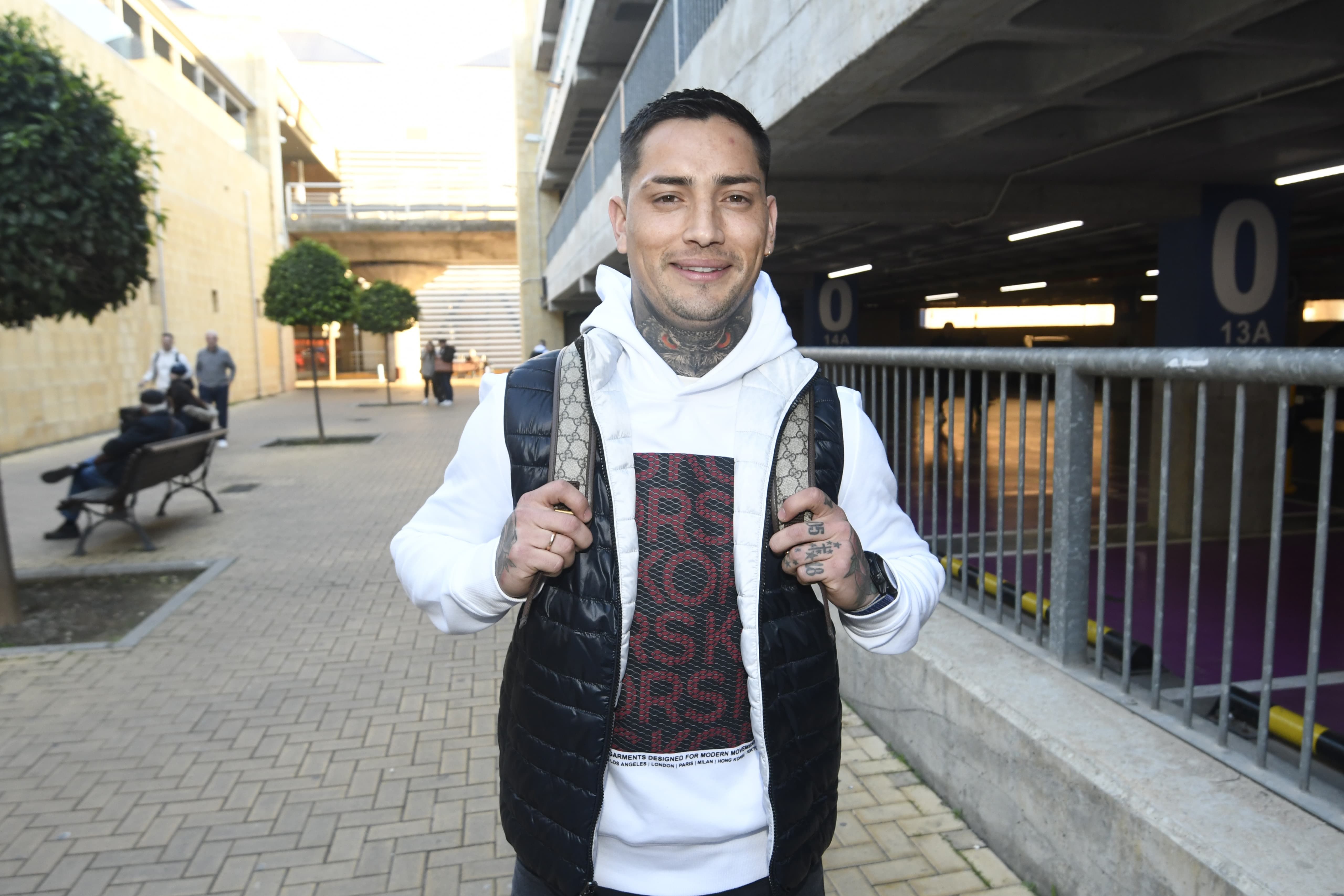 Chimy Ávila posa para los medios