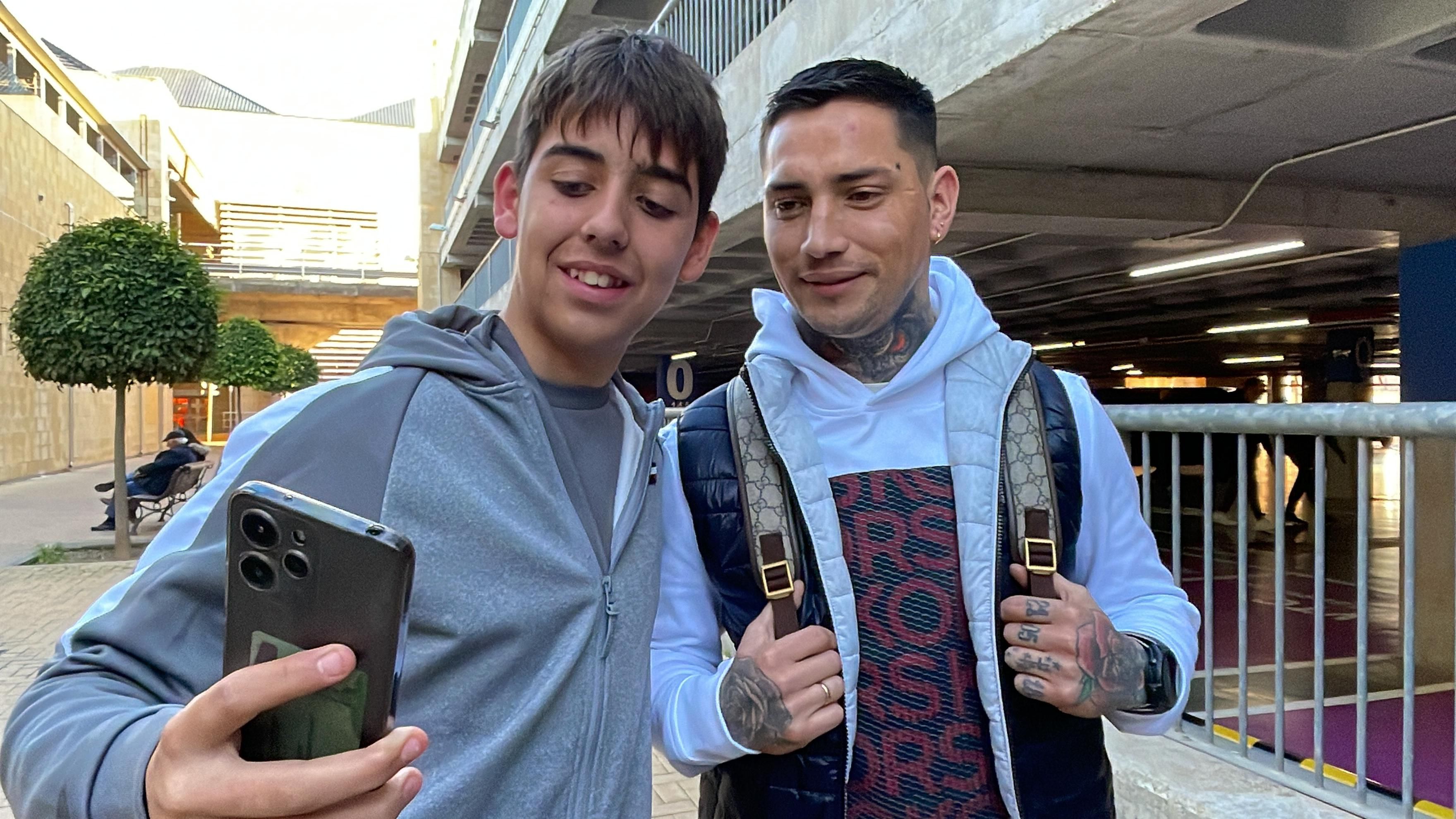 Chimy Ávila posa con un aficionado del Betis