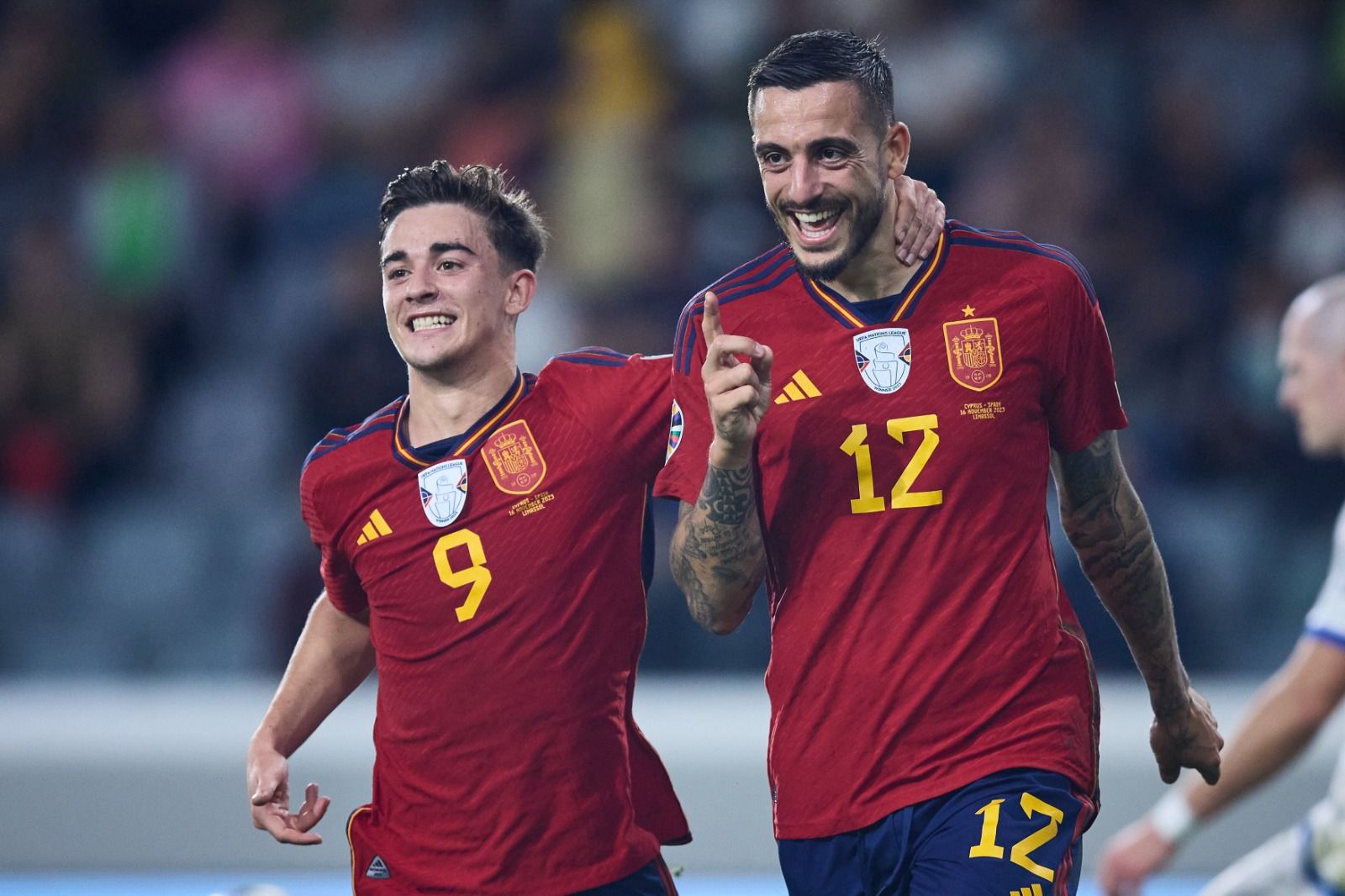 Gavi y Joselu celebran un gol en el Chipre-España.