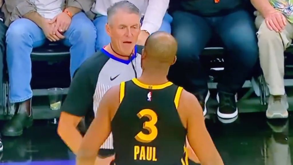  Chris Paul y Scott Foster discutiendo (Fuente: @crunchtimejo)