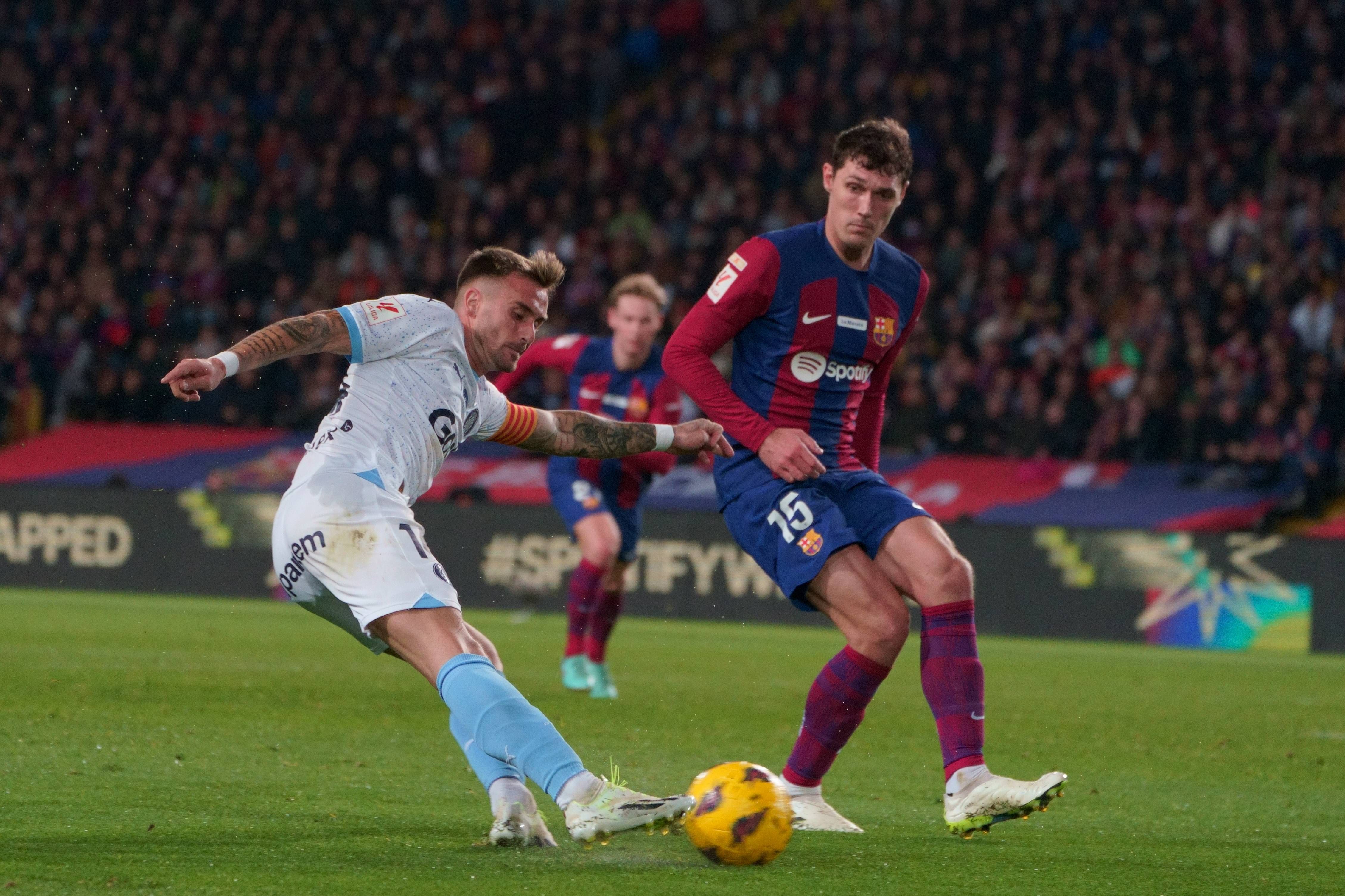  Aleix García golpea el balón ante Andreas Christensen.