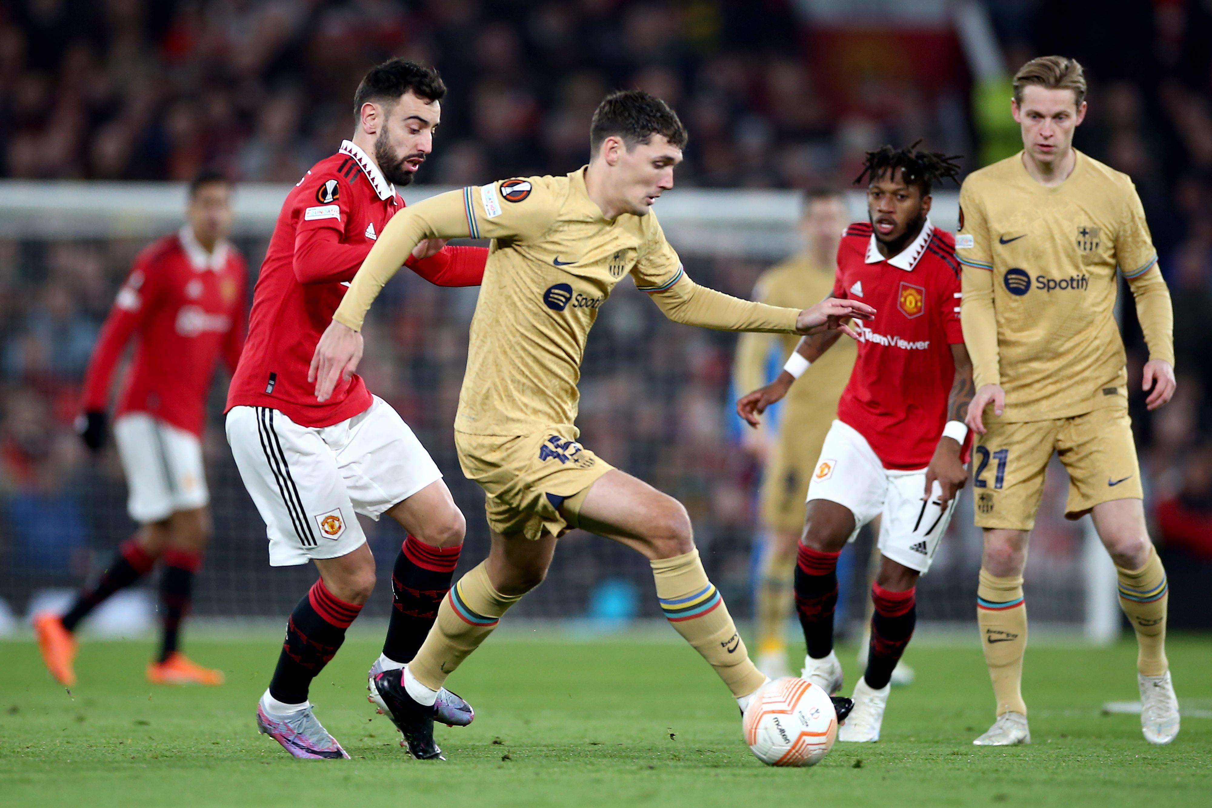 Christensen controla el balón ante Bruno Fernandes (Foto: EFE).