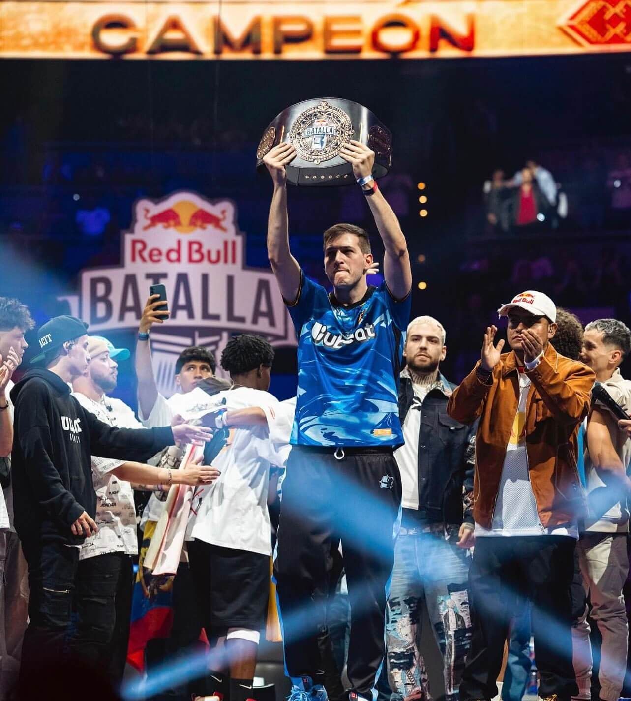 Chuty con el cinturón de campeón de Red Bull internacional.