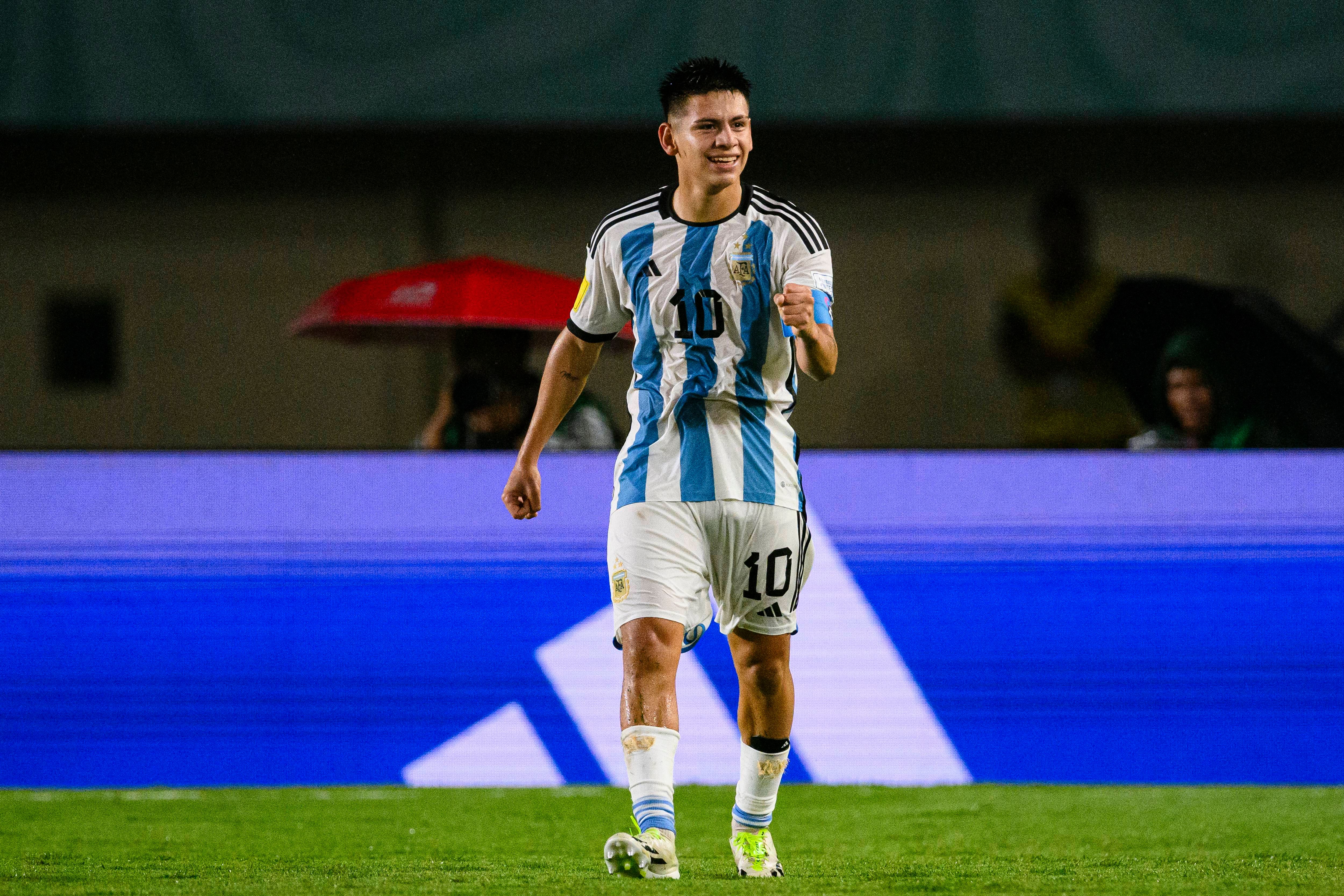 Claudio Echeverri, celebrando un gol con Argentina sub-17.