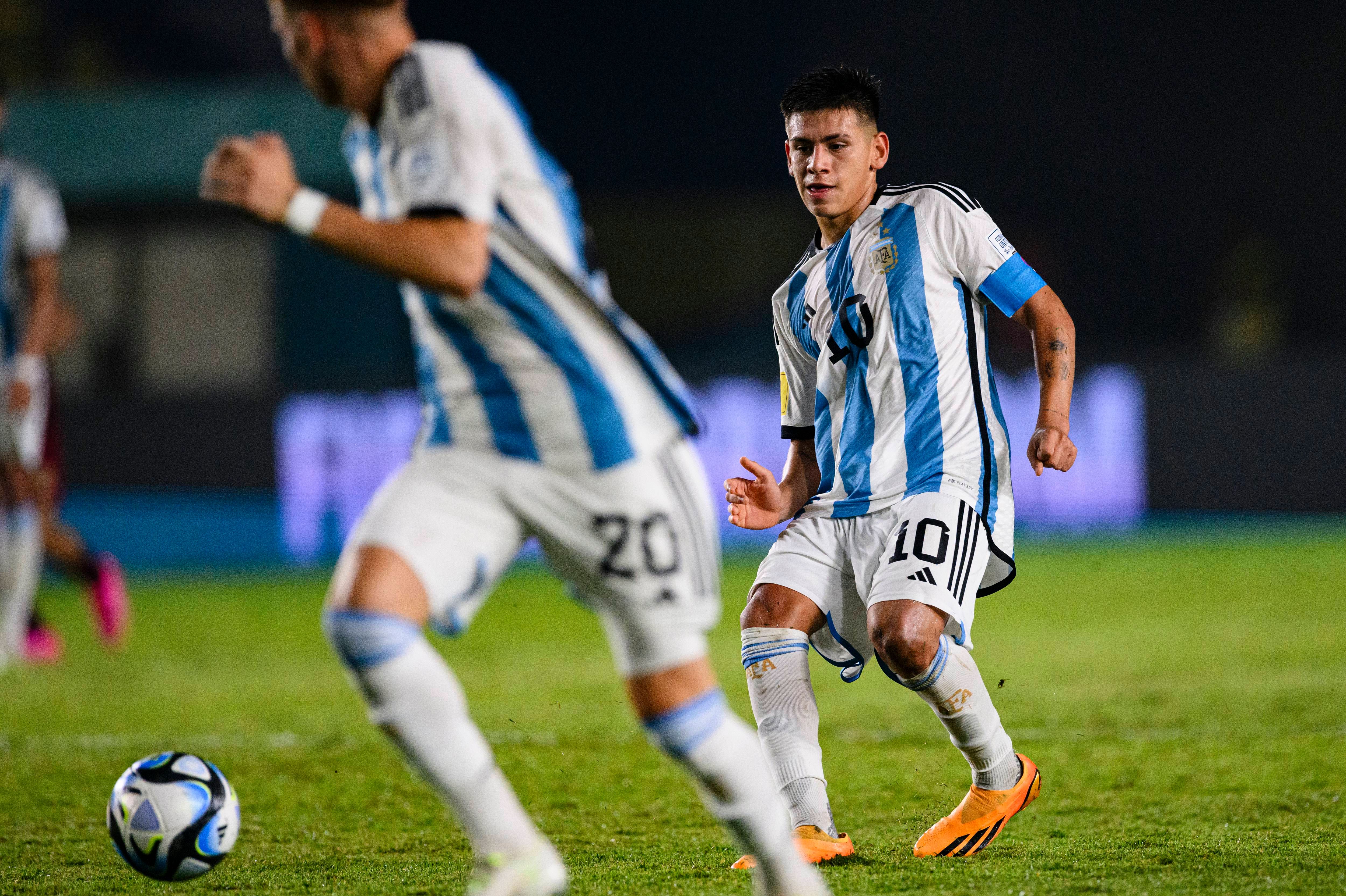  Claudio Echeverri, en un partido con Argentina sub-17.