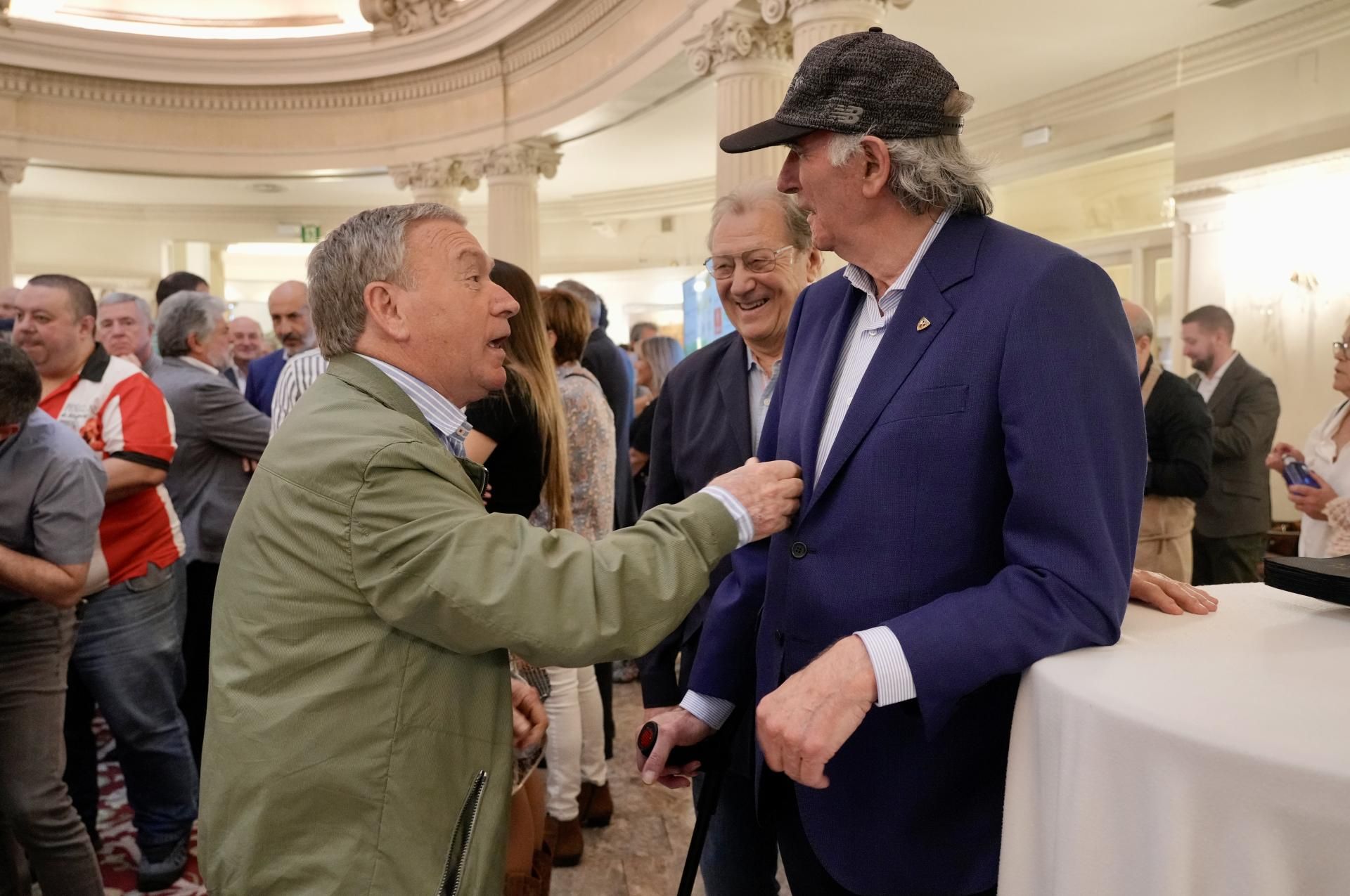 Javier Clemente charla con 'El Txopo' Iribar y Manolo Delgado en la presentación del Dani Güeñes Trophy.