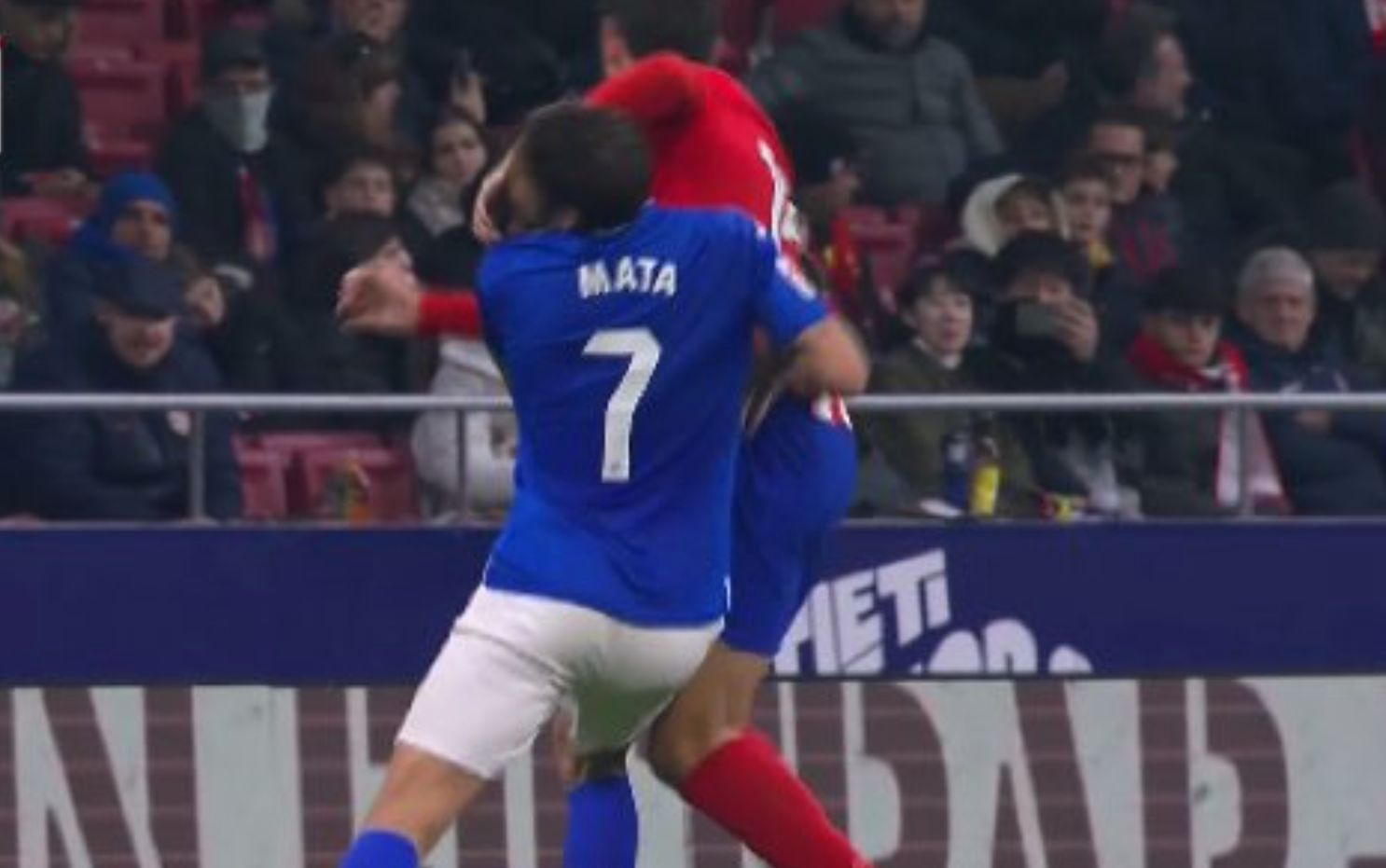 Codazo de Savic a Mata.