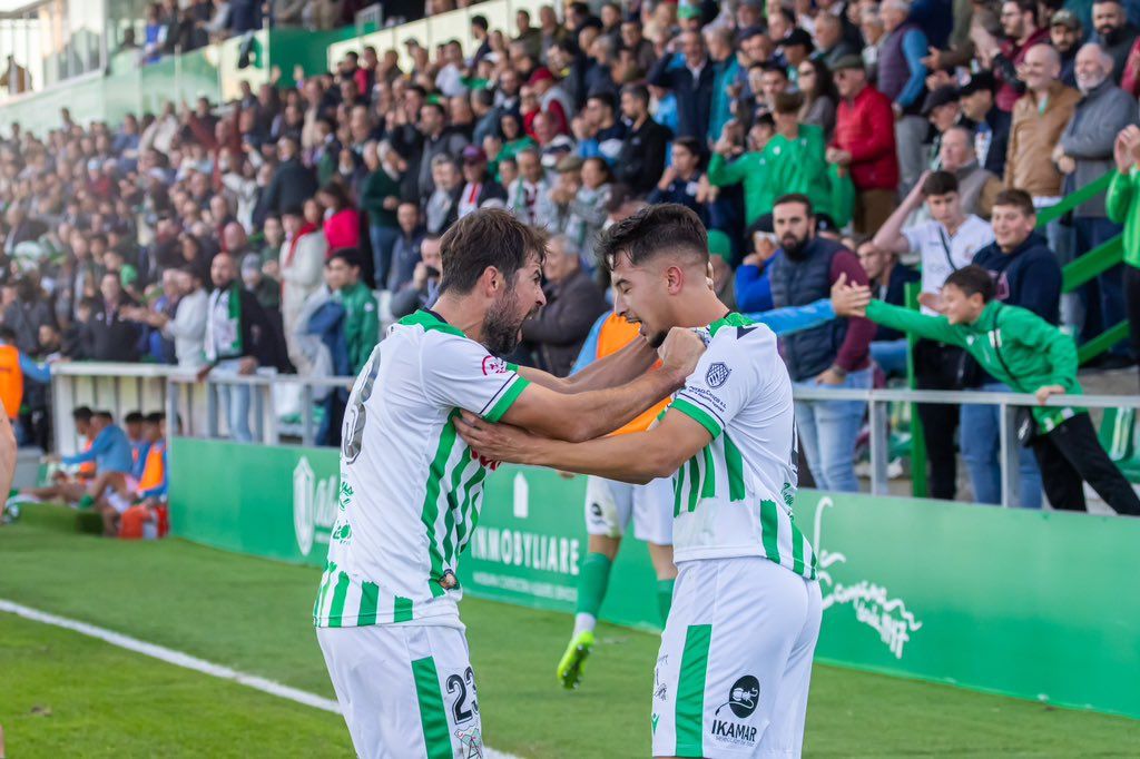 Coke celebra el gol de su compañero Zaca Ghailán.