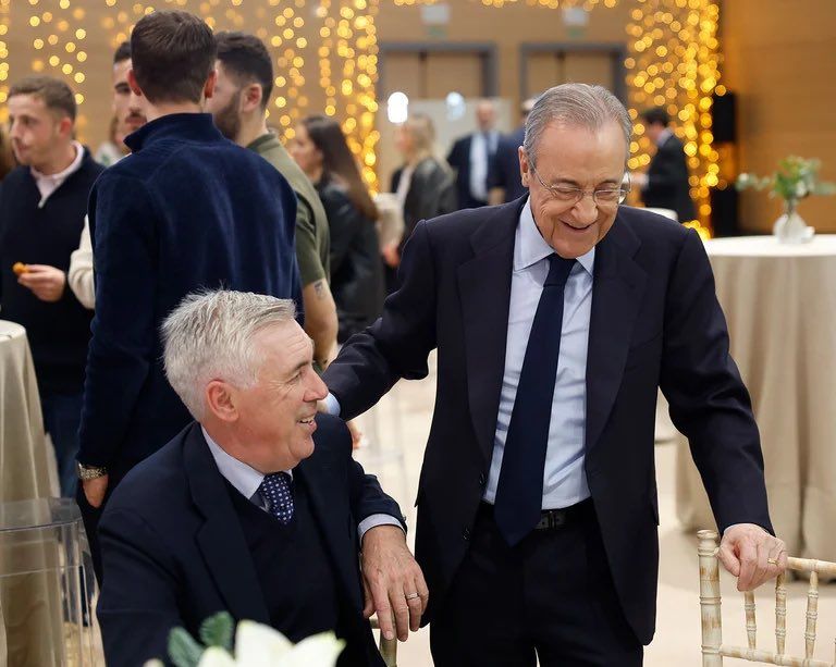 Florentino Pérez saluda a Carlo Ancelotti en la comida del Real Madrid.