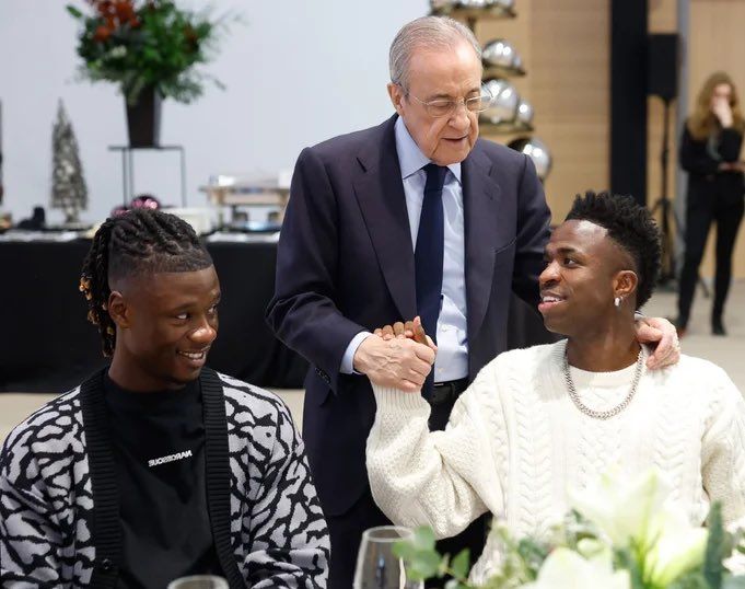  Florentino Pérez saluda a Eduardo Camavinga y Vinicius Jr. en la comida del Real Madrid (Foto: RMC