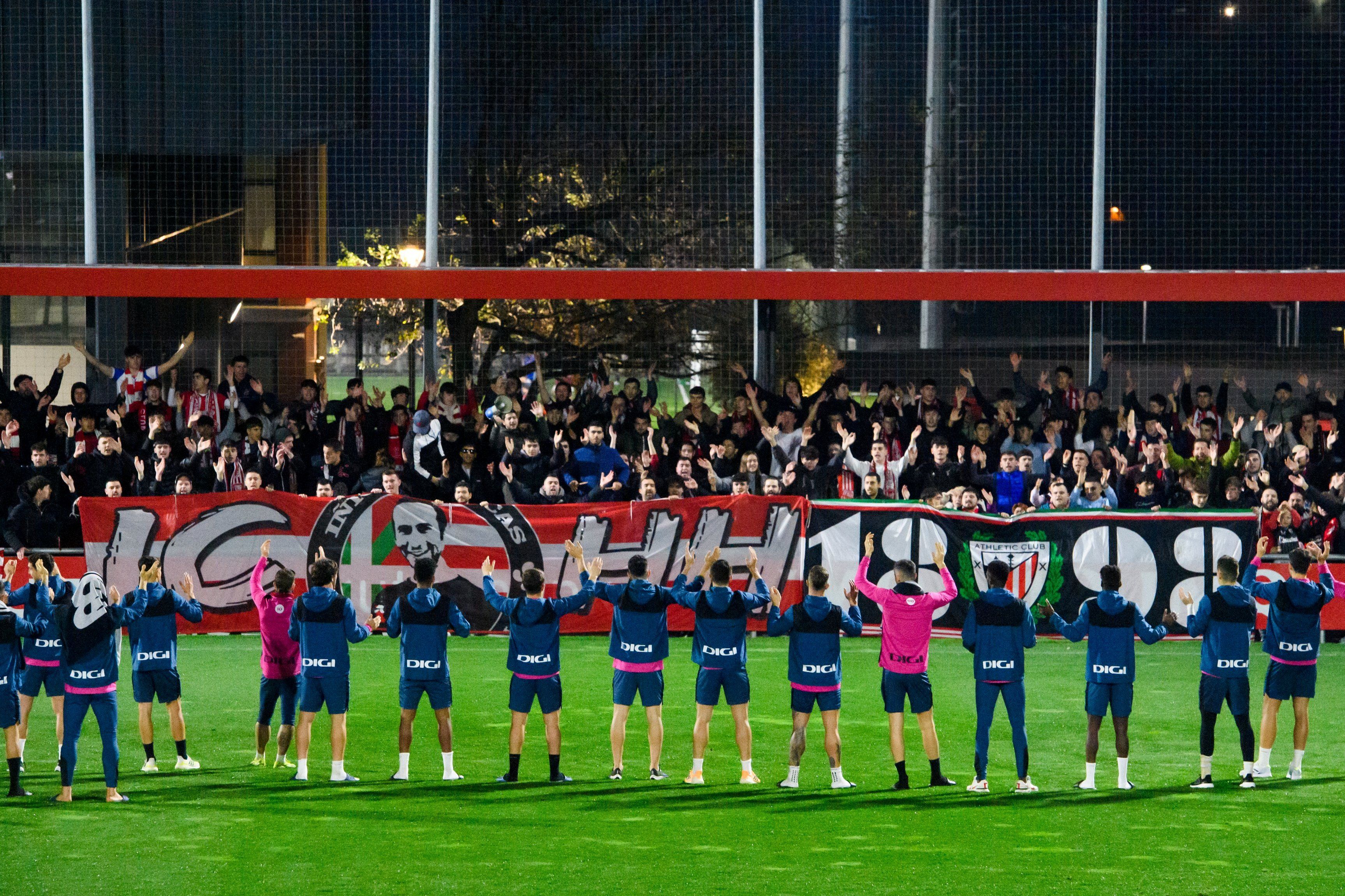  Despedida de la afición zurigorri al primer equipo en Lezama.