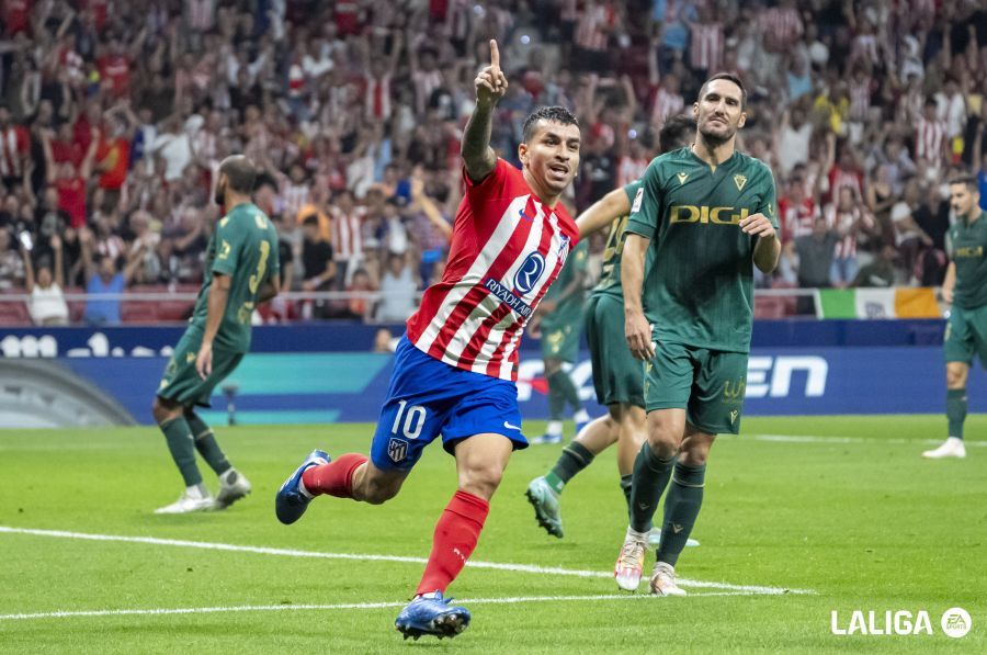 Correa celebra su tanto en el Atlético-Cádiz..