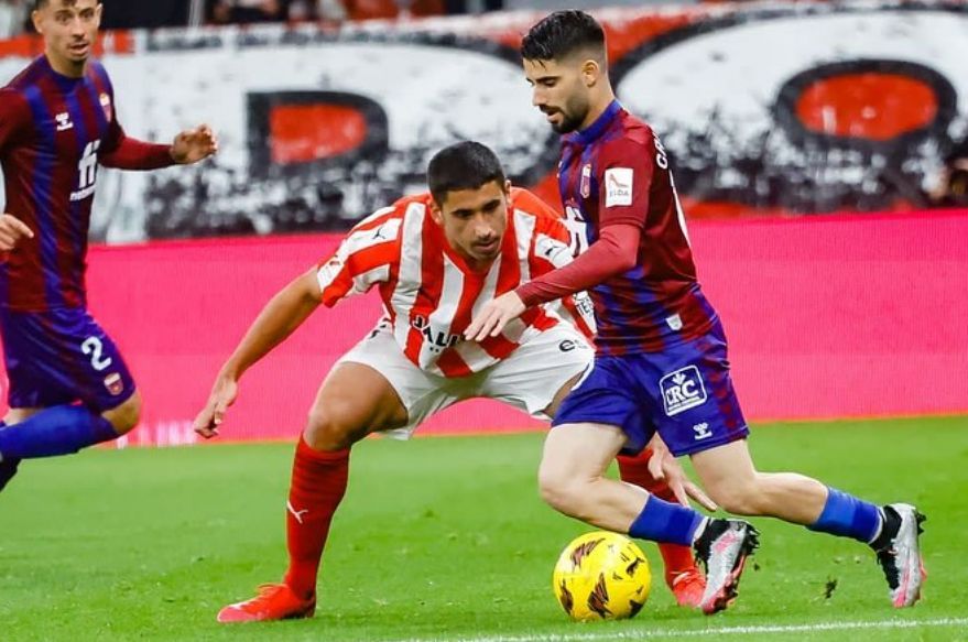  Cris Montes, durante un partido con el Eldense esta temporada.