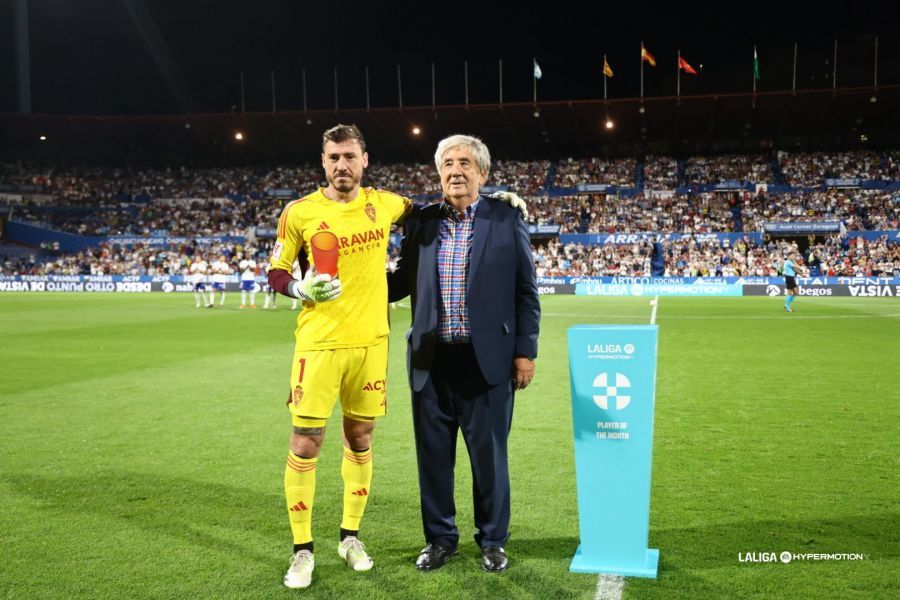  Cristian recibe el premio a mejor jugador de agosto en LALIGA Hypermotion.